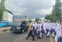 Antisipasi Tawuran, Polisi Jaga Jalur Pulang Pelajar di Mundu Cirebon