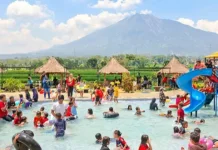 Ribuan Wisatawan Padati Kolam Renang Cikomboy saat Libur Lebaran
