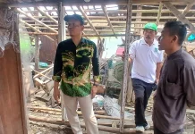 Rumah Warga Indramayu Ambruk, Politisi PKB Beri Bantuan