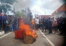 Penyampaian aspirasi di depan Kantor Bupati Indramayu berujung pengrusakan