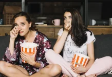 Jangan Ditahan, Menangis saat Nonton Film Justru Menyehatkan