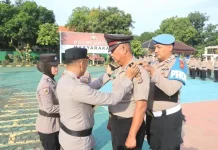Bhabinkamtibmas di Indramayu Menerima Kenaikan Pangkat Pengabdian