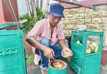 Rujak Bebek Tradisional Tetap Diminati Warga