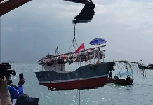 Nelayan Karangsong Gelar Nadran Perahu Cilik