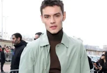 Louis Partridge Disebut sebagai Calon James Bond Muda