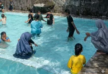 Anak Tuna Netra Kuningan Ikuti Renang Inklusif