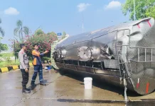 Polisi Evakuasi Tangki Minyak Terbalik di Rest Area 228-A