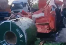 Gulungan Baja Lepas Libas Kabin Truk di Jalur Pantura Pangenan Cirebon