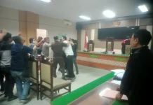 Terdakwa Pembunuhan Sekeluarga di Indramayu Mengamuk di Sidang