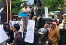 Ratusan Massa FSI Tuntut Keadilan di Pengadilan Negeri Indramayu