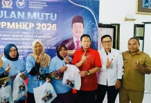 Anggota DPR RI Rokhmin Salurkan 500 Paket Makanan Olahan Ikan ke Santri dan Warga
