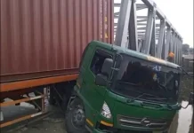 Truk Kontainer Tabrak Penyapu Koin di Jembatan Kali Sewo