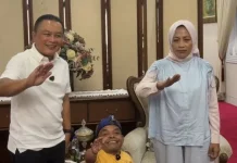 Bunda El Promosikan UMKM Kuningan kepada Komedian Ucok Baba