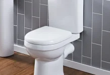 8 Tips Jitu Bersihkan Toilet Duduk agar Berkilau