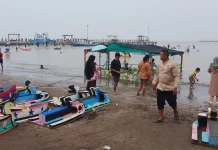Wisatawan Padati Pantai Balongan Indah Dua pada Akhir Pekan