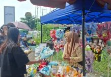 Penjual Buket Keliling Raup Rezeki di Wisuda UGJ Cirebon