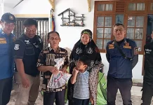 Sembunyi di Bawah Akuarium, Anak Biawak Dievakuasi Damkar