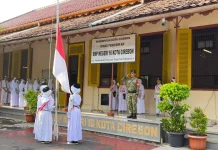Babinsa Lemahwungkuk Berikan Pembekalan Kebangsaan di SMPN 16 Kota Cirebon