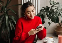 Kenapa Banyak Orang Kini Lebih Menyukai Chat Singkat daripada Telepon Langsung