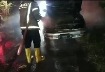 Mobil Sedan Terbakar Hebat di Jatibarang Indramayu