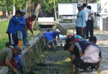 Warga Binaan Lapas Indramayu & Dinas LH Bersihkan Saluran Air