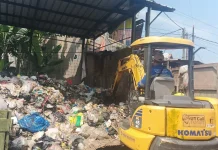 DLH Cirebon Angkut Tumpukan Sampah di Pasar Minggu Palimanan