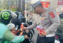Bagikan Cokelat, Satlantas Polres Cirebon Kota Ajak Pengendara Tertib