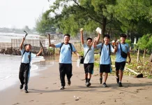 Pemkab Indramayu Gelar Aksi Bersih Pantai Tirta Ayu