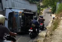 Gagal Menanjak, Truk Terguling di Taraju Kuningan