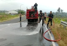 Jalan Licin Pasca-Kecelakaan, Damkar Kuningan Lakukan Pembersihan