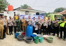 Polantas Menyapa Salurkan Air Bersih ke Warga Argasunya di Hari Bhayangkara ke-80