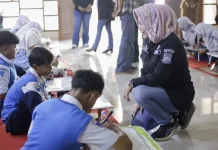Pelatihan Lukis Kaca Dorong Kreativitas Anak dan Pelestarian Budaya