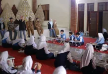 Hari Anak Nasional Jadi Momentum Kenalkan Seni Lukis Kaca Khas Cirebon