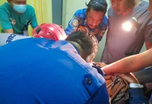 Petugas Damkar Kuningan Evakuasi Warga Korban Insiden Medis