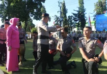 Pimpin Kenaikan Pangkat 73 Personel, Kapolres Kuningan Serahkan Jabatan Kapolsek