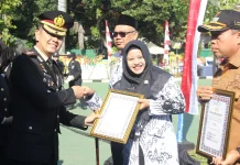 Guru Berprestasi SMPN Unggulan Sindang Indramayu Raih Penghargaan