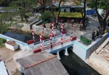 Bakti TNI Hadirkan Jembatan Armco di Kota Cirebon untuk Mudahkan Aktivitas Warga