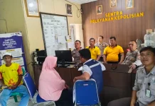 Meriah, Polsek Cirebon Seltim Ajak Warga Kecapi Nobar Swiss Vs Aljazair