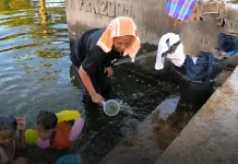 Krisis Air Bersih Warga Krangkeng Indramayu Terpaksa Mandi di Balong