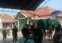 Duka Selimuti Pemakaman Korban Kecelakaan Maut di Indramayu