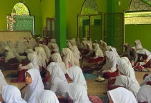 OSIS dan MPK SMPN 4 Kota Cirebon Dampingi Siswa Baru Beradaptasi Selama MPLS