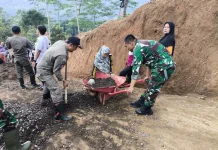 Pengecoran Jalan Antar Dusun di Pasiragung Libatkan Warga dan TNI