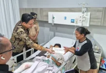 Bupati Indramayu Lucky Hakim Jenguk Korban Selamat Laka Maut