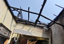Lima Armada Damkar Padamkan Kebakaran Rumah di Karangampel Indramayu