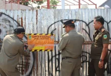 Satpol PP Kuningan Segel  Bangunan Usaha di Bundaran Cijoho
