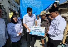 Warga Sindang Terharu Bupati Indramayu Lucky Hakim Berikan Bantuan Rutilahu
