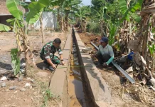 Babinsa Awasi Pembangunan Saluran Irigasi di Mekarsari Kuningan