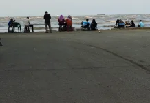 Senja di Dermaga Warmindo: Spot 'Healing' Murah Warga Ciayumajakuning