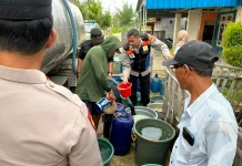 Polisi Distribusikan Air Bersih Gratis bagi Warga Terdampak Kemarau