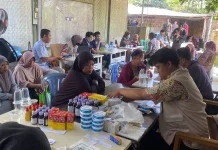 Warga Balongan Mengikuti Pemeriksaan Kesehatan dan Edukasi Gigi
